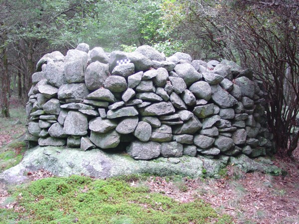 Vertical-Walled-Cairn-on-Boulder